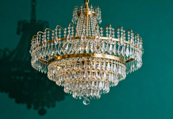 Гид по выбору люстры для гостиной